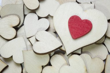 Kırmızı kalp çevresinde beyaz.