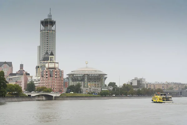 Barca da diporto sul fiume Mosca. — Foto Stock