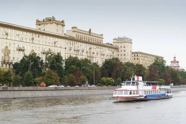 Barco de placer en el río Moscú. — Foto de Stock