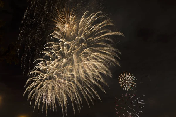 Fogos de artifício festivos e brilhantes no céu noturno . — Fotografia de Stock