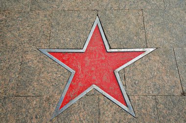 Mermer kiremit kırmızı yıldız.