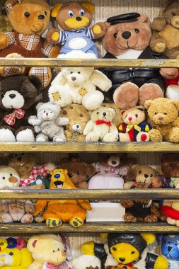 Bir sürü peluş oyuncak raflar.