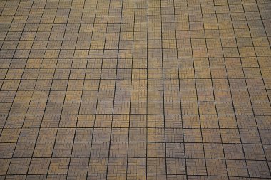 Kiremit katta bir sürü kahverengi.