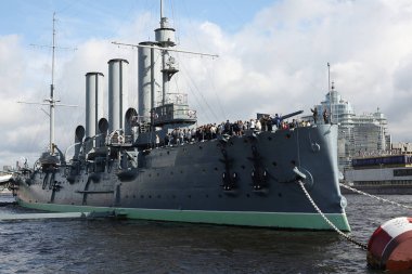 Aurora St. Petersburg'da demirlemiş olan kruvazör.