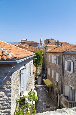 Kırmızı kiremit çatılı eski binalar.