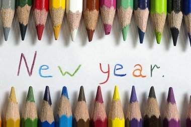 Beyaz bir arka plan üzerinde birçok renkli kalemler.