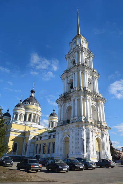 La Chiesa accanto alla strada . — Foto Stock