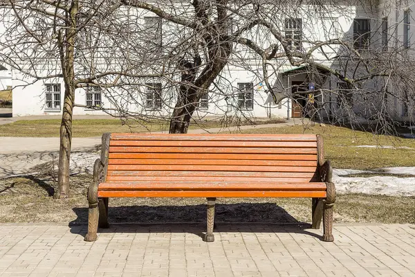 Panchina solitaria nel parco. — Foto Stock
