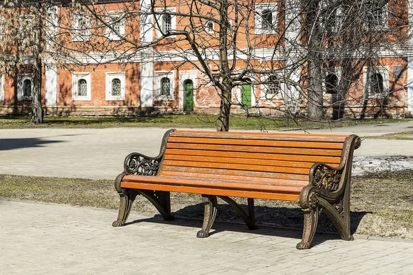Panchina solitaria nel parco. — Foto Stock