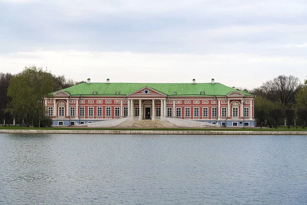 Casa junto al río . —  Fotos de Stock