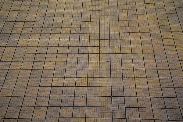 Kiremit katta bir sürü kahverengi.