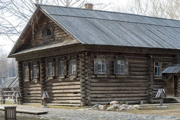 La vieja casa de madera. —  Fotos de Stock