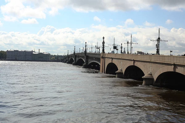 De brug over de rivier. — Stockfoto