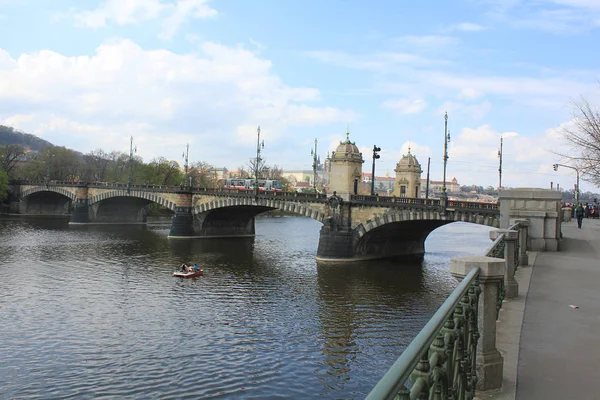 De brug over de rivier. — Stockfoto