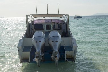 üstünde belgili tanımlık rıhtım tekne.