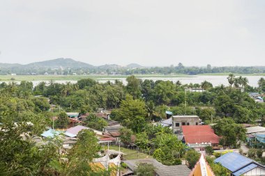 Bir güneşli yaz günü küçük bir kasabada.