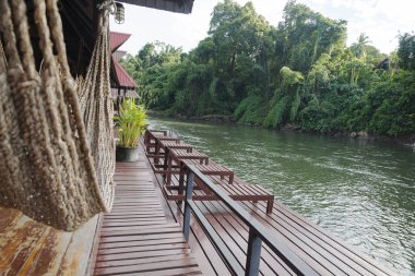 Nehre yakın şezlong.