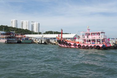 İskelede pembe gemi.