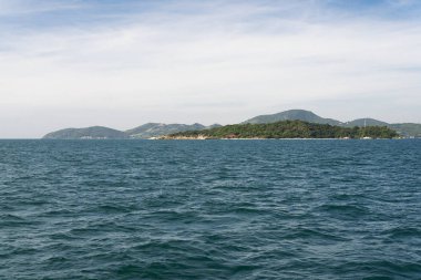Gökyüzü ve ada.