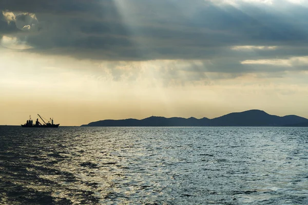 Ufukta denizde gemi.