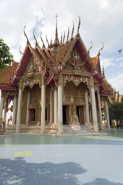 Buddha chrám na vrcholu v Thajsku. — Stock fotografie