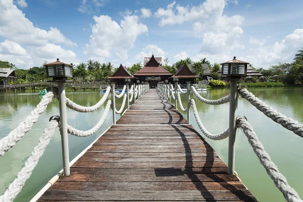 Le pont sur la rivière à la maison . — Photo