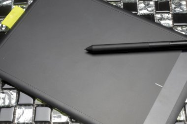 Bir tabloda grafik tablet.