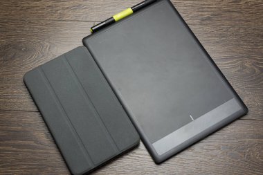 beyaz zemin üzerinde grafik tablet.
