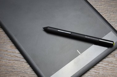 Bir tabloda grafik tablet.