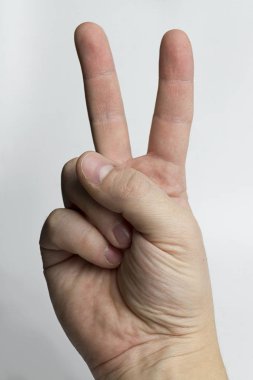 İki parmak beyaz değildir.