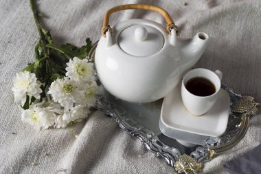 Küçük bir kupa ile çaydanlık.