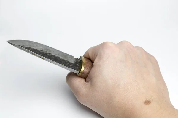 Elinde bir bıçakla bir beyaz arka plan üzerinde el. — Stok fotoğraf