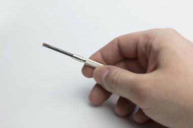 El bir tornavida saat tutar.