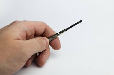 El bir tornavida saat tutar.