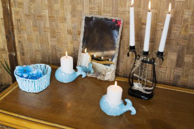 Masada mumlarla şamdan.