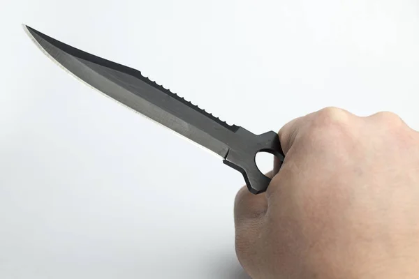 Ruku na bílém pozadí, drží nůž. — Stock fotografie