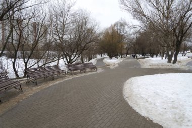 Bir mum, mavi bir bez üzerinde bir ayna.