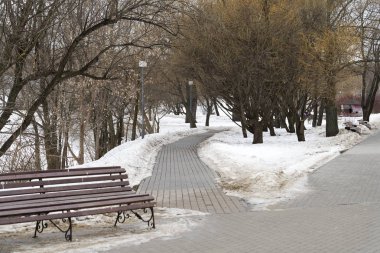 Bir mum, mavi bir bez üzerinde bir ayna.