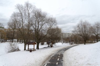 Bir mum, mavi bir bez üzerinde bir ayna.