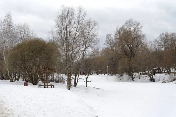 Свічка, дзеркало на синій тканині . — стокове фото