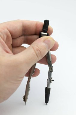 El bir çift pusula tutar.