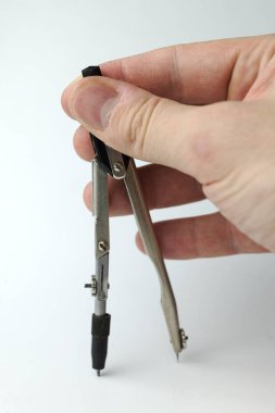 El bir çift pusula tutar.