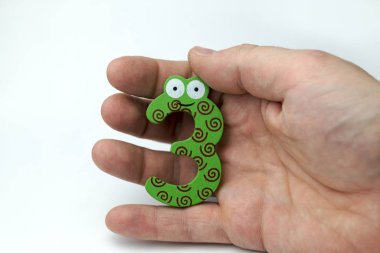 3 numaralı holding beyaz bir arka plan üzerinde eller