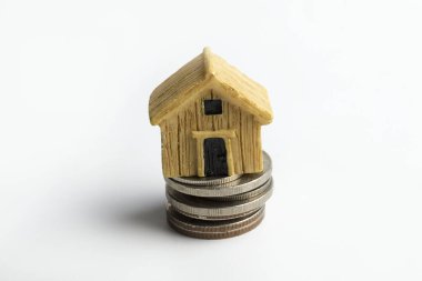 sikke üzerinde oyuncak ev.