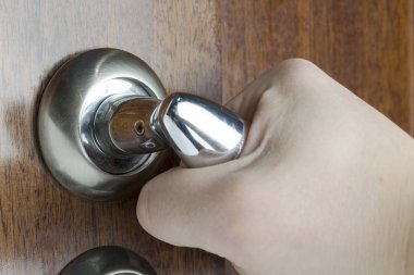 Kapı kolu üzerinde el ile