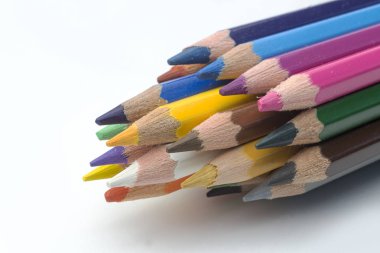 Beyaz arkaplanda renkli kalemler