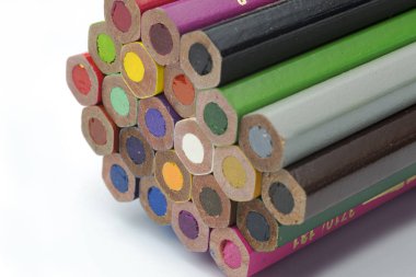 Beyaz arkaplanda renkli kalemler