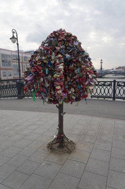 Ağaç üzerinde birçok kilitleri.