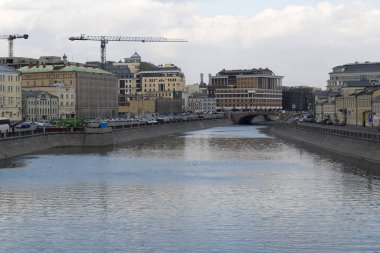 Moskova Nehri köprüsü üzerinde peyzaj.