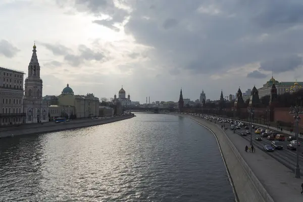 El paisaje en el río Moscú desde el puente . — Foto de Stock